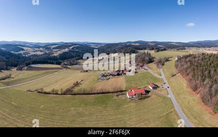 Immagine di una vista aerea con un drone del paesaggio nella Foresta Bavarese vicino a Grafenau, Germania Foto Stock