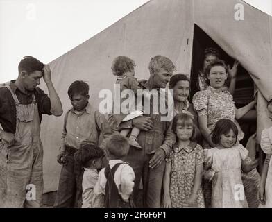 In Farm Security Administration (FSA) campo di lavoro migrante durante la raccolta dei piselli. Famiglia dell'Oklahoma con undici bambini. Padre, figlia maggiore e figlio maggiore che lavora. Lei: 'Voglio tornare a dove possiamo vivere felici, vivere decenti, e crescere ciò che mangiamo.' Lui: 'Ho fatto il mio errore e ora non possiamo tornare indietro. Non ho nulla da coltivare." Brawley, Imperial County, California. 1939. Fotografia di Dorotea Lange. Foto Stock