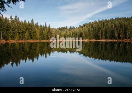 Lost Lake, Whistler, British Columbia, Canada - Ottobre 17 2018: Calma piatta e riflesso perfetto di Lost Lake al tramonto in autunno. Foto Stock