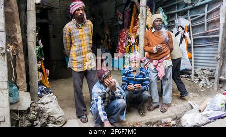 Kolkata, Bengala Occidentale, India - Gennaio 2018: Lavoratori indiani che fanno una pausa in un laboratorio di scultura facendo idoli della Dea Indù Durga nel Kumar Foto Stock