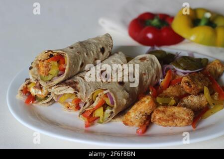 Panini al peperone. Formaggio di cottage impanato e fritto all'aria, peperoni saltati, cipolle fresche tritate e jalapenos arrotolati in tutto il grano indiano Foto Stock