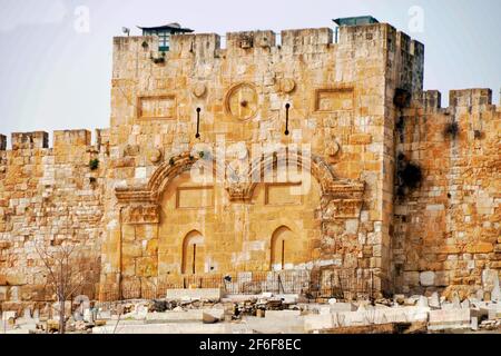 Gerusalemme: Porta d'oro o porta della Misericordia sulla parete orientale della città vecchia Foto Stock