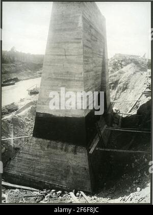 Ponte edificio su Södertälje channel.Rönninge - Power a doppia pista FlapBro è stato costruito nel 1921 su Södertälje canale. Foto Stock