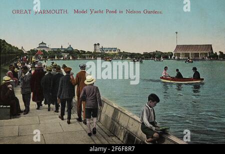 Cartolina colorata a mano circa 1925 del modello Stagno di yacht in Nelson Gardens, Great Yarmouth. Foto Stock