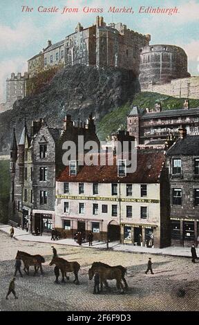 Cartolina colorata a mano del 1900 dal titolo 'il castello da Grass Market, Edimburgo'. Foto Stock