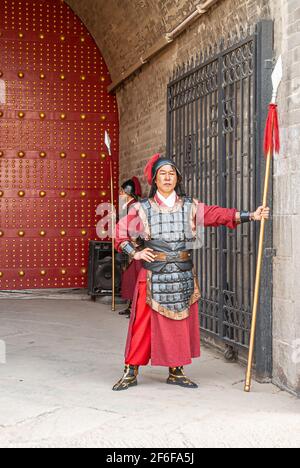 Xian, Cina - 30 aprile 2010: Cerimonia alla porta Nord delle Mura della Citta' di Shuncheng. Chiusura frontale della guardia armata all'ingresso con lancia, casco e marrone Foto Stock