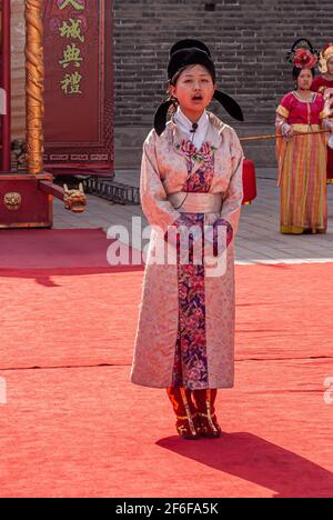 Xian, Cina - 30 aprile 2010: Cerimonia alla porta Nord delle Mura della Citta' di Shuncheng. Primo piano frontale del maestro femminile e annunciatore in garb reale tradizionale. Foto Stock