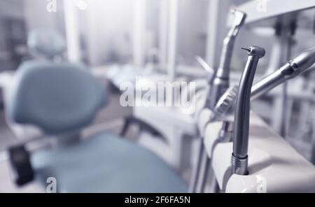 Studio dentistico e strumenti dentali con spazio di testo, primo piano Foto Stock