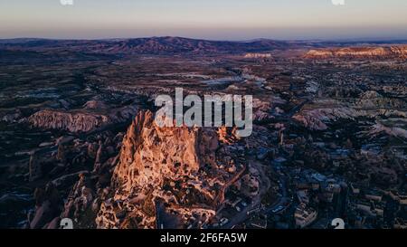 Turchia. Cappadocia. Veduta aerea sul castello di Uchisar al tramonto. Foto di alta qualità Foto Stock