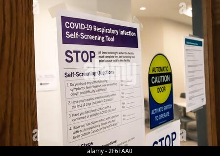 Londra, Ontario, Canada - 19 marzo 2020: Western University pubblica un questionario di screening COVID-19 sul campus per prevenire la diffusione del coronavirus. Foto Stock