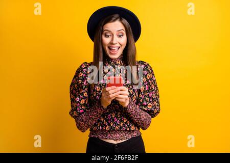 Foto di donna stupefatto a bocca aperta nuovo come abbonarsi vintage tappo isolato su sfondo giallo Foto Stock