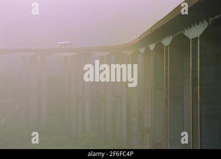 Densa nebbia al viadotto su Rodovia dos Imigrantes - Imigrantes autostrada ( denominazione ufficiale SP-160 ), una strada statale nello stato di San Paolo, Brasile, che collega la città di San Paolo alla costa atlantica. Foto Stock