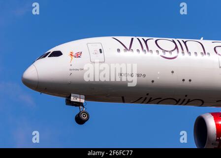 Virgin Atlantic Boeing 787 aereo di linea a reazione Dreamliner G-VNEW in finale per atterrare all'aeroporto Heathrow di Londra, Regno Unito, con il clima soleggiato. Ragazza di compleanno chiamata Foto Stock