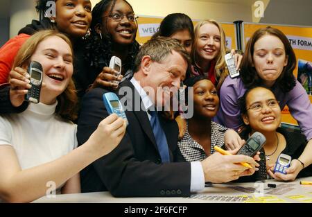 HOME OFFICE MINISTRO JOHN DENHAM CON LE RAGAZZE DELLA SCUOLA DI ST OLAVE A SOUTHWARK, PORTANDO CONSAPEVOLEZZA CIRCA LA MINACCIA DI FURTO DI TELEFONO CELLULARE.8 GENNAIO 2002 FOTO ANDY PARADISE Foto Stock