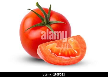 Pomodoro su sfondo bianco isolato. Un intero e quattro pomodori. I pomodori sono disposti: Il tutto sullo sfondo, e quattro pomodori Foto Stock