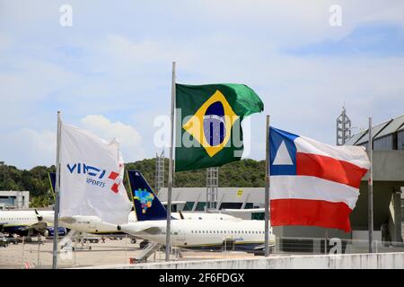 salvador, bahia, brasile - 23 dicembre 2020: Bandiera del brasile e lo stato di Bahia sono visti su un albero all'aeroporto della città di Salvador. *** Loca Foto Stock