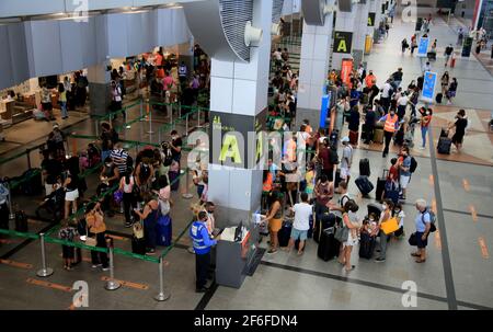 salvador, bahia, brasile - 23 dicembre 2020: I passeggeri sono visti nell'area di check-in nella lobby dell'aeroporto internazionale della città di Salvado Foto Stock