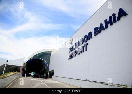 salvador, bahia, brasile - 23 dicembre 2020: Facciata dell'aeroporto internazionale della città di Salvador. La sede è amministrata da Vinci Airpor Foto Stock