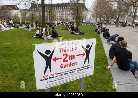 Londra, Regno Unito. 31 marzo 2021. I segnali suggeriscono un allontanamento sociale sulla South Bank nel centro di Londra, poiché le restrizioni di blocco del coronavirus sono attenuate in tutto il Regno Unito. Data immagine: Mercoledì 31 marzo 2021. Il credito fotografico dovrebbe essere: Matt Crossick/Empics/Alamy Live News Foto Stock