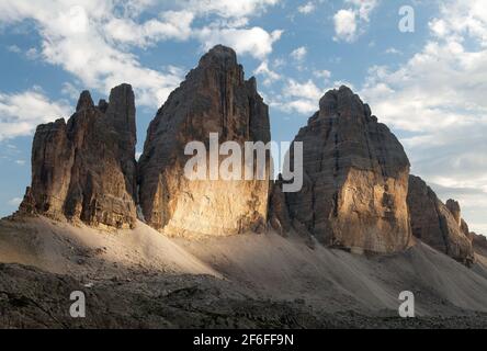 Vista serale di Drei Zinnen o tre Cime di Lavaredo, Sextender Dolomiten o Dolomiti di Sesto, Alto Adige, Dolomiti, Alpi Italiane Foto Stock