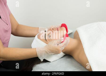 Cosmetologo esperto che effettua una pulizia profonda del viso Foto Stock