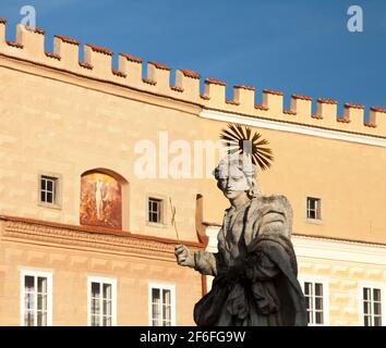 Vista serale dalla città di Telc o Teltsch, città dell'UNESCO nella Repubblica Ceca - vecchia statua di st. Margaret in fontana pubblica sulla piazza della città Foto Stock