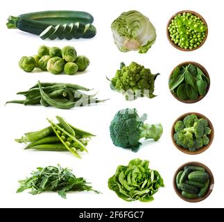 Varie verdure verdi isolate su sfondo bianco. Zucchine, fagioli verdi, germogli di bruxelles, piselli verdi, broccoli, Cavolo Romanesco, cavolo bianco Foto Stock