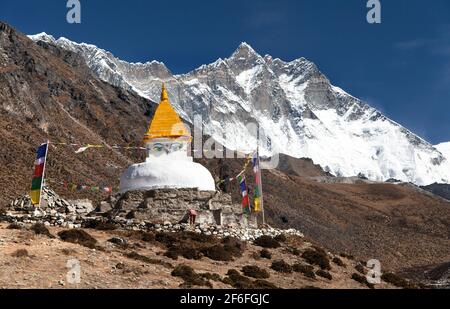 Stupa e bandiere di preghiera e villaggio di Dingboche con il monte Lhotse, strada per il campo base Everest, valle Khumbu, Solukhumbu, parco nazionale Sagarmatha, Nepales Foto Stock