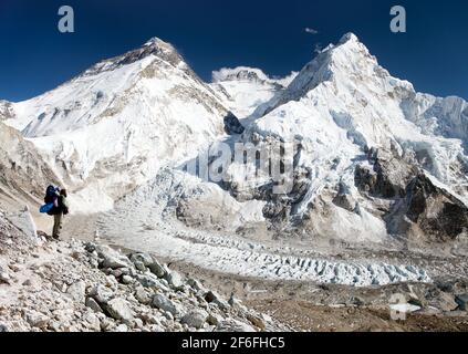 Vista di Everest dal campo base di Pumo Ri con turista Sulla strada per Everest - Nepal Foto Stock