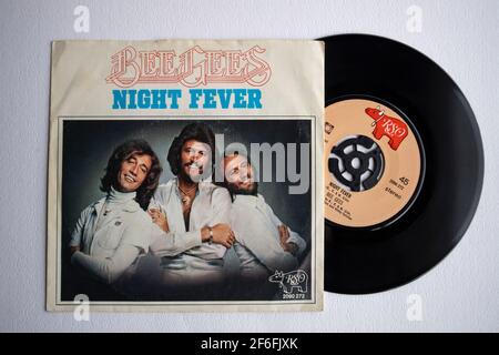 Copertina in vinile da sette pollici della stampa olandese del singolo Night Fever dei Bee Gees, pubblicato nel 1978 Foto Stock