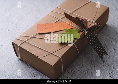 Primo piano su regalo fatto a mano presente in scatola di cartone su il tavolo Foto Stock