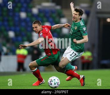 Paddy McNair (a destra) dell'Irlanda del Nord e Valentin Antov della Bulgaria combattono per la palla durante la partita di qualificazione della Coppa del mondo FIFA 2022 al Windsor Park di Belfast. Data immagine: Mercoledì 31 marzo 2021. Foto Stock