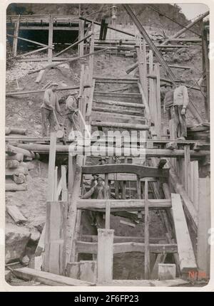 Opere di rinforzo presso il Graversfors, a nord di Åby, tra Katrineholm e Norrköping. Blocchi di sollevamento. Foto Stock