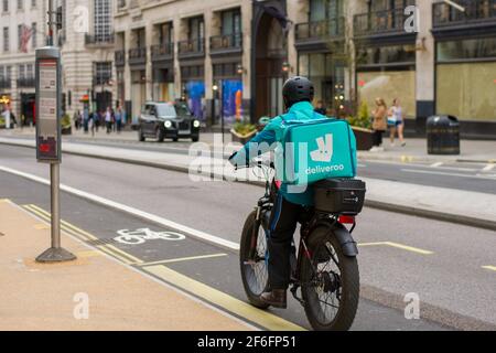 Londra, Regno Unito. 31 Marzo 2021. Il corriere Deliveroo corre lungo Regent Street e consegna il cibo takeaway nel centro di Londra. (Foto di Pietro Recchia/SOPA Images/Sipa USA) Credit: Sipa USA/Alamy Live News Foto Stock