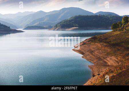 Tara Parco Nazionale, lago Zaovine durante il tramonto. Natura all'aperto destinazione di viaggio, Tara montagna, Serbia Foto Stock