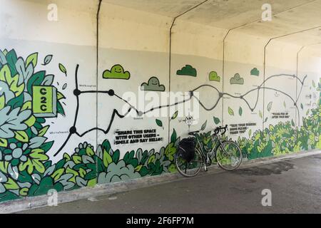Un murale, dell'artista Bruce Parker, che mostra una mappa della rotta ciclabile tra la costa e la costa C2C a South Pelaw, Inghilterra nord-orientale, Regno Unito Foto Stock