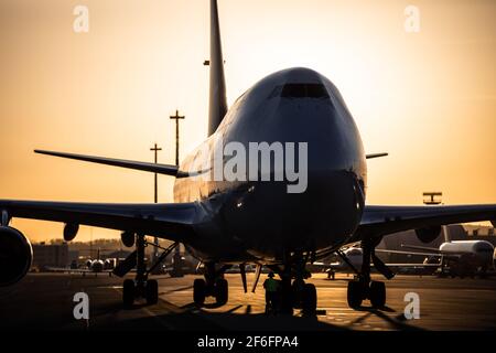 Un aereo da carico Boeing 747-400 sulla asfalto durante il tramonto Foto Stock