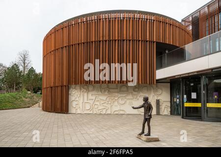 Statua di Greta Thunberg al campus della Winchester University West Downs, Hampshire, Regno Unito. Scultura dell'attivista ambientalista di Christine Charlesworth. Foto Stock