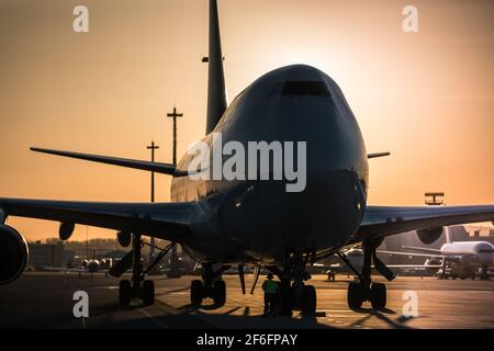 Un aereo da carico Boeing 747-400 sulla asfalto durante il tramonto Foto Stock