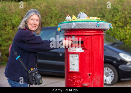 Bromsgrove, Worcs, Regno Unito. 31 Marzo 2021. Due caselle postali Royal Mail sono state improvvisamente misteriosamente decorate con graziose coperte a tema primaverile nella zona Catshill di Bromsgrove, Worcs. Le coperture graziose hanno pulcini, coniglietti e fiori che li adornano ed hanno un'etichetta calda e amichevole del messaggio fissata. Sembra che un gruppo Facebook di artigiani chochet chiamato Random atti di gentilezza crochet sono dietro il gesto. Altre caselle postali che sono state coperte allo stesso modo sono a Battersea, Lincoln e Galles. Credit: Peter Lopeman/Alamy Live News Foto Stock