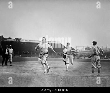 Forrest Leroy 'Hick' Cady, Boston Red Sox, vince una corsa a piedi al Fenway Park, Boston, 25 settembre 1912. Foto Stock