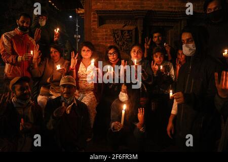 Kathmandu, NE, Nepal. 31 Marzo 2021. Attivisti nepalesi accendono candele per pregare per la pace in Myanmar a Basantapur Durbar Square a Kathmandu, Nepal, 31 marzo 2021. Credit: Aryan Dhimal/ZUMA Wire/Alamy Live News Foto Stock