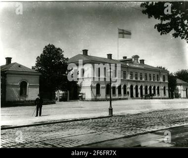 Stazione di Karlskrona dal lato della strada. Karlskrona - la ferrovia di Växjö è stata aperta per il traffico pubblico nel 1874. Lo stesso anno ha completato la casa della stazione su due piani. La ferrovia è stata progettata in modo da avere spazio per cinque piste. La modernizzazione della stazione è avvenuta nel 1946. La stazione fu chiamata Karlskrona Central nel periodo 1.9.1954 - 1.9.1957. Foto Stock