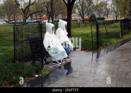 Washington, Stati Uniti. 31 Marzo 2021. I turisti si siedono sotto la pioggia il 31 marzo 2021 a Washington, DC. (Foto di Yuri Grippas/Sipa USA) Credit: Sipa USA/Alamy Live News Foto Stock