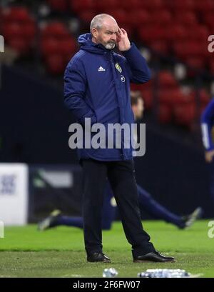 Il capo allenatore scozzese Steve Clarke guarda durante la partita di qualificazione della Coppa del mondo FIFA 2022 a Hampden Park, Glasgow. Data immagine: Mercoledì 31 marzo 2021. Foto Stock