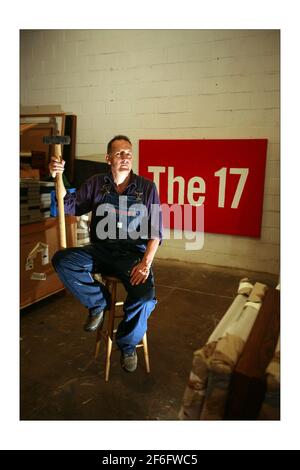 Bill Drummond (ex membro KLF e ora artista su larga scala) Nel suo magazzino/studio in Norwichphotografia di David Sandison The Independent Foto Stock