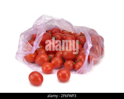 I pomodori rossi freschi si trovano in un sacchetto di plastica trasparente sopra uno sfondo bianco Foto Stock