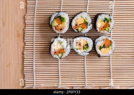 Gimbap coreano aka kimbap su un tappeto suhi roll Foto Stock