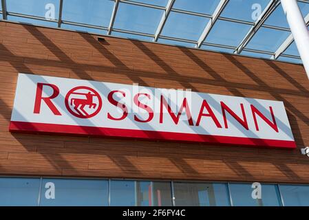 Varsavia, Polonia, Settembre 2020: Firma con il logo della società Rossmann. Rossmann GmbH è una delle più grandi catene di negozi di droga della Germania Foto Stock