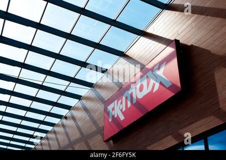 Varsavia, Polonia, Settembre 2020: Logo del negozio TK Maxx sopra l'entrata del centro commerciale. TK Maxx -discount fashion retailer e azienda di abbigliamento Foto Stock